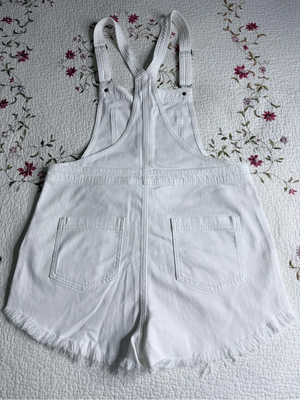 Aerie Women’s Overall shorts white large fit distressed hem